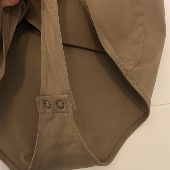 Express V-Neck Tan Bodysuit - Picture 4 of 5